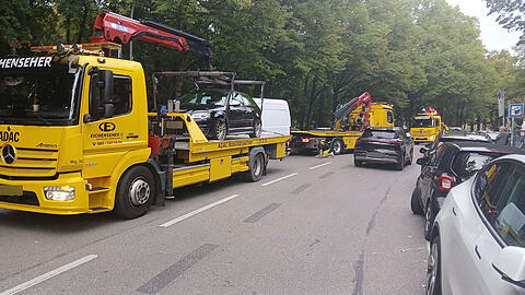 Am Sonntagnachmittag waren im Umfeld der Theresienwiese jede Menge Abschleppwagen im Einsatz.