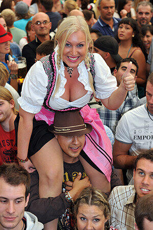 Diese Blondine scheint mit ihrer Outfit-Wahl zufrieden zu sein. Daumen nach oben!