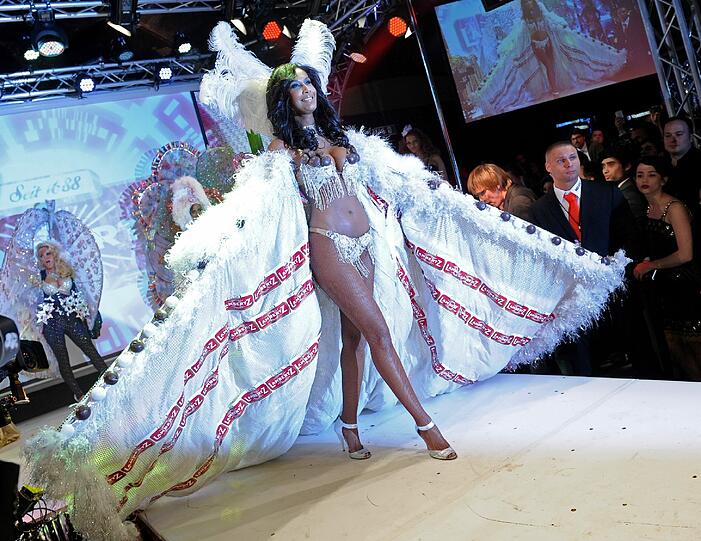 Zum Beispieln das Model Marie Amiere. Die Schöne lief nur in Dessous über den Laufsteg.