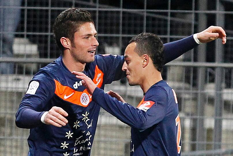 Bayern-Kandidat Olivier Giroud (l) von HSC Montpellier umarmt seinen Mannschaftskollegen Karim Ait Fana.