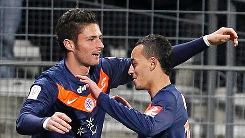 Bayern-Kandidat Olivier Giroud (l) von HSC Montpellier umarmt seinen Mannschaftskollegen Karim Ait Fana.