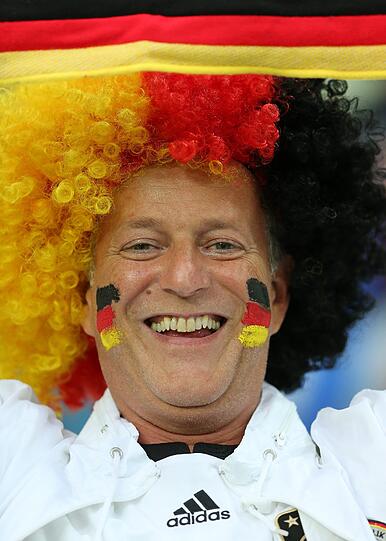Partystimmung die ganze Nacht: Deutschland feiert den Einzug ins EM-Halbfinale! Hier gibts die schönsten Fanbilder zum Durchklicken und Mitfeiern!
