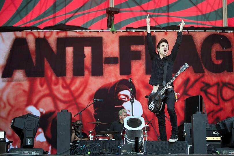 Die Band Anti-flag legt mit hohen Tempo vor. Der Sänger Justin Sane heizt die Menge an.