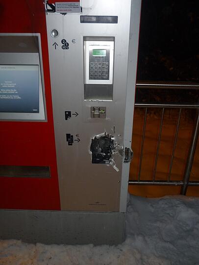 Das große Loch unten war mal der Geldschein-Schlitz: Der verwüstete Ticket-Automat am S-Bahnhof Fasangarten.