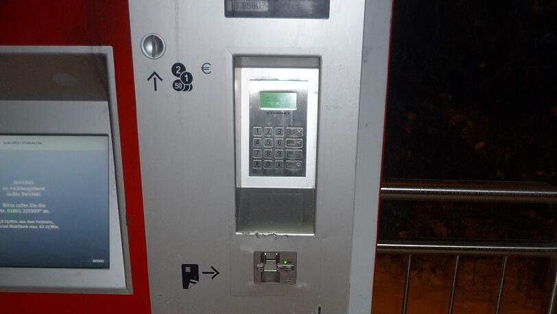 Das große Loch unten war mal der Geldschein-Schlitz: Der verwüstete Ticket-Automat am S-Bahnhof Fasangarten. Das große Loch unten war mal der Geldschein-Schlitz: Der verwüstete Ticket-Automat am S-Bahnhof Fasangarten.