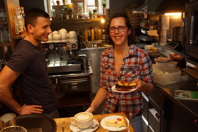 ...Dazu arbeite ich als als Kellnerin in der Aroma-Kaffeebar im Glockenbachviertel. Das Geld brauche ich einfach, weil mein Verdienst als Handwerkerin stark von der Auftragslage abhängig ist. Vor ein paar Jahren noch war ich selbstständig, aber dann blieben nach der Euro-Umstellung die Aufträge aus. Da musste ich mich anstellen lassen. Jetzt, mit beiden Jobs läuft es prima. Aber ohne den einen oder den anderen ginge es definitiv nicht.&ldquo;