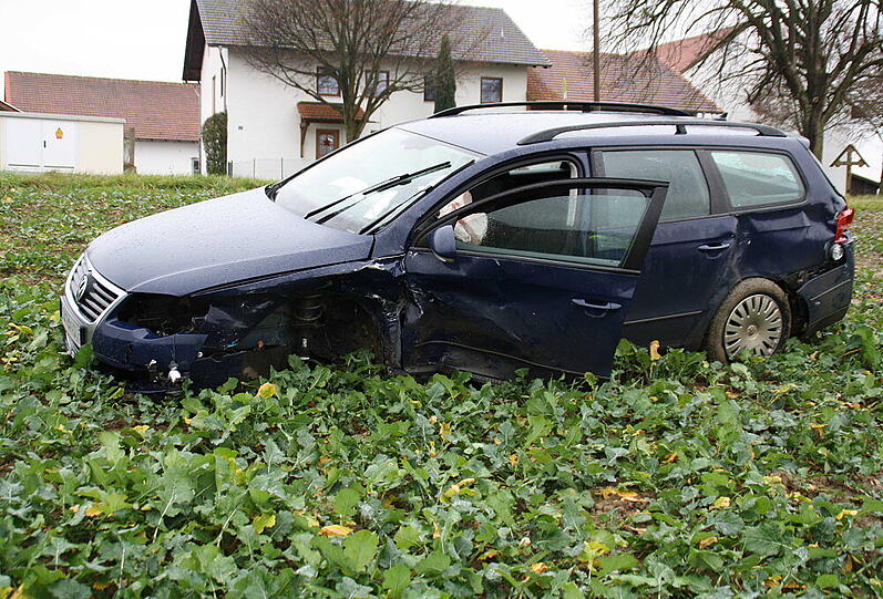 Auf einer Kreuzung prallten ein Opel Astra und ein VW Passat zusammen. Die Bilder.