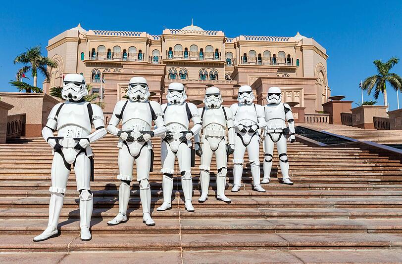 Hoffentlich gibt&rsquo;s eine Hitze-Zulage: Storm Trooper in Abu Dhabi, Dubai.