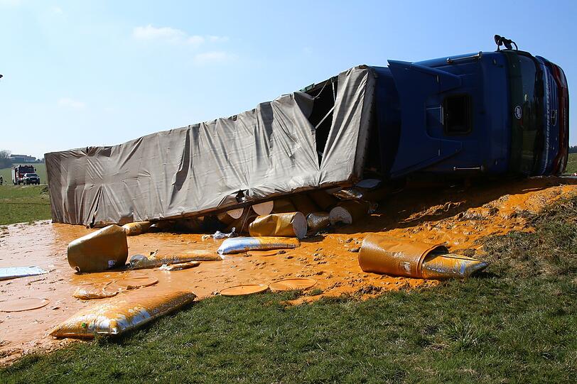 Kontrastreich: Die orangene Aprikosenpampe ergoss sich über die grüne Wiese. Die Bilder vom Bergungseinsatz.