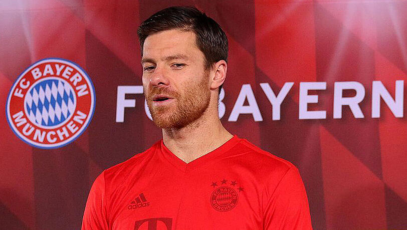 Xabi Alonso hat heute das aus Müll der Weltmeere hergestellte Bayern-Trikot präsentiert. Xabi Alonso hat heute das aus Müll der Weltmeere hergestellte Bayern-Trikot präsentiert.