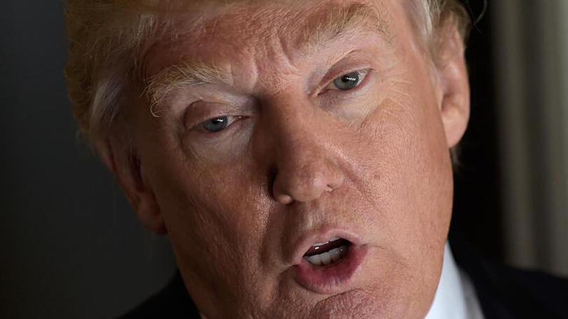 US-Präsident Donald Trump spricht an Bord der Präsidentenmaschine Air Force One auf dem Flug zum Palm Beach International Airport in West Palm Beach mit Journalisten.