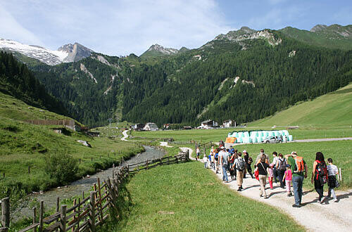 Wandergruppe im Tal, Foto: H.W. Rodrian