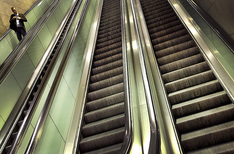 Nachdem die Frau auf der Rolltreppe geschubst wurde und stürzte, wurde ihr von einem Unbekannten die Handtasche gestohlen. (Archivbild)