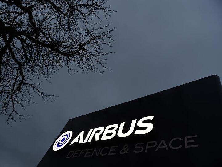 Das Unternehmensschild von Airbus Defence. Foto: Felix Kästle/dpa/Archivbild