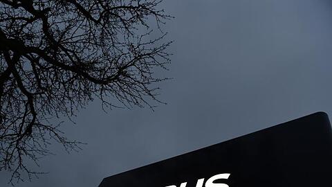 Das Unternehmensschild von Airbus Defence. Foto: Felix Kästle/dpa/Archivbild