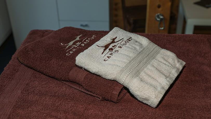 Klar, Hotel-Handtücher mit Logo haben die Vierbeiner auch . . . Klar, Hotel-Handtücher mit Logo haben die Vierbeiner auch . . .