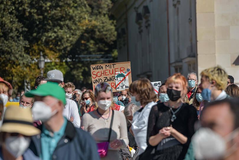 Die Initiative will mit den Demonstrationen politischen Druck aufbauen. Sie fordert Maßnahmen, um die Klimaerhitzung auf 1,5 Grad zu begrenzen.