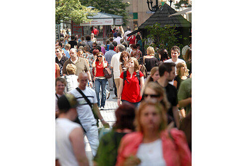 Feiertag ist Shopping-Tag: An Mariä Himmelfahrt lassen viele katholische Oberpfälzer in Nürnberg die Kassen klingeln.