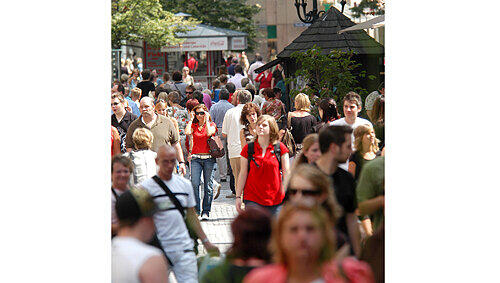 Feiertag ist Shopping-Tag: An Mariä Himmelfahrt lassen viele katholische Oberpfälzer in Nürnberg die Kassen klingeln. Feiertag ist Shopping-Tag: An Mariä Himmelfahrt lassen viele katholische Oberpfälzer in Nürnberg die Kassen klingeln.