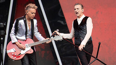 Depeche Mode beim Konzert im Twickenham-Stadion in London – hier mit Sänger Dave Gahan und Gitarrist Martin Gore.