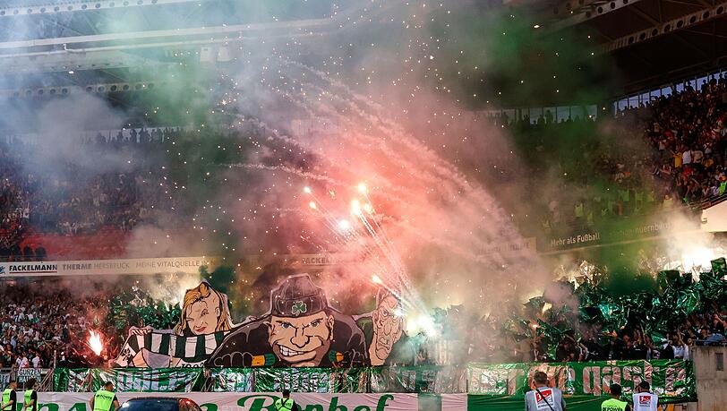 Fans von Greuther Fürth sorgen mit dem Abbrennen von Pyrotechnik und Feuerwerkskörpern für eine Spielunterbrechung.