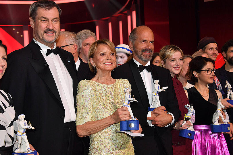 Markus Söder, Uschi Glas und Christoph Maria Herbst auf der Bühne bei der Verleihung des Bayerischen Filmpreises im Prinzregententheater in München.