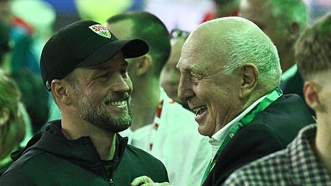 VfB-Trainer Sebastian Hoeneß genoss den Erfolg auch mit seinem Vater Dieter Hoeneß.