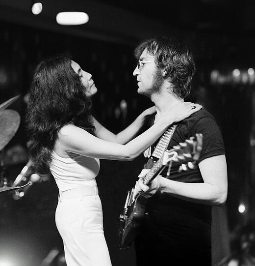 John Lennon und Yoko Ono in einer Szene des Films "One To One: John & Yoko".