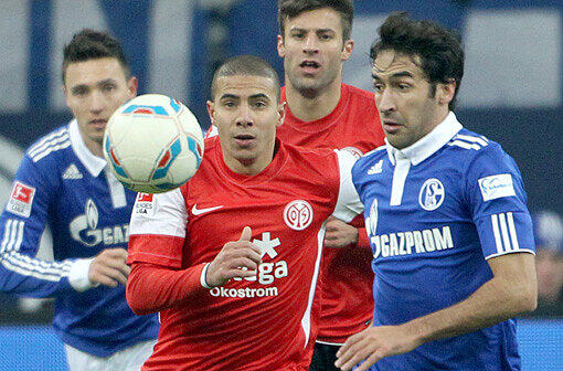 Der Mainzer Mohamed Zidan (Mitte) im Kampf um den Ball mit dem Schalker Raul (rechts).