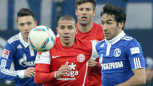 Der Mainzer Mohamed Zidan (Mitte) im Kampf um den Ball mit dem Schalker Raul (rechts). Der Mainzer Mohamed Zidan (Mitte) im Kampf um den Ball mit dem Schalker Raul (rechts).