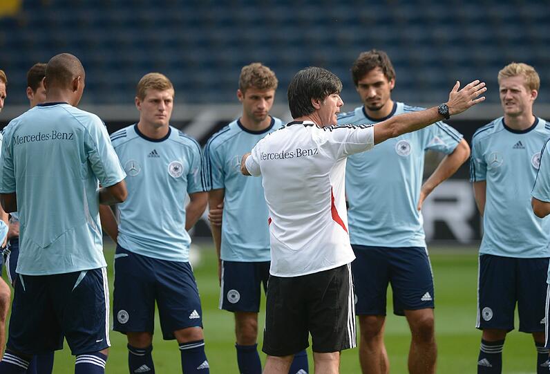 In der Frankfurter Commerzbank-Arena hat Nationalcoach Jogi Löw seine Elf am Dienstag beim Training auf die "Gauchos" eingestimmt - hier sehen Sie die Bilder vom Nachmittagstraining.