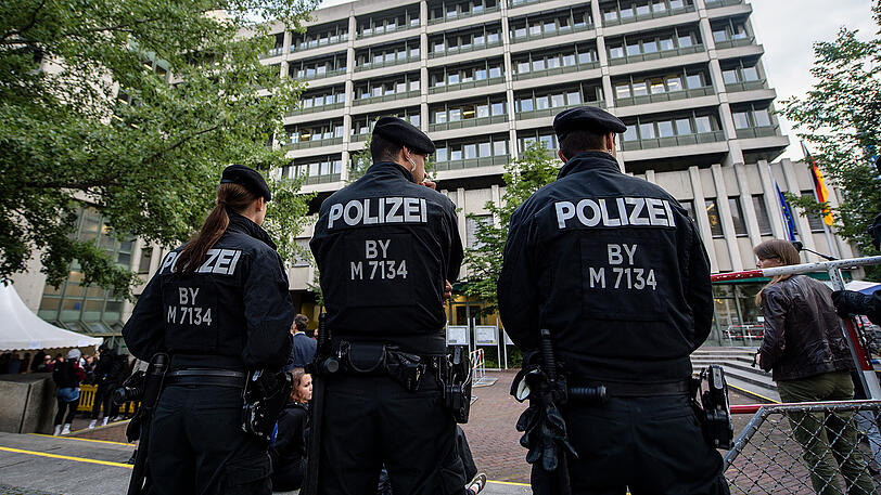 Polizisten am Mittwochmorgen vor dem Oberlandesgericht in München.