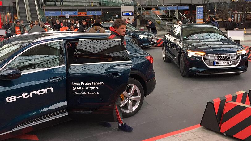 Kommt mit dem E-Auto zum Sponsorentermin am Flughafen: Bayerns Thomas Müller.