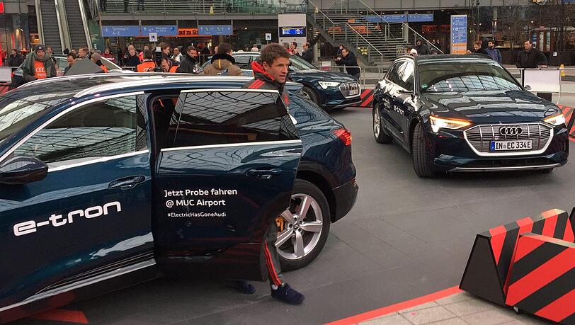 Kommt mit dem E-Auto zum Sponsorentermin am Flughafen: Bayerns Thomas Müller. Kommt mit dem E-Auto zum Sponsorentermin am Flughafen: Bayerns Thomas Müller.