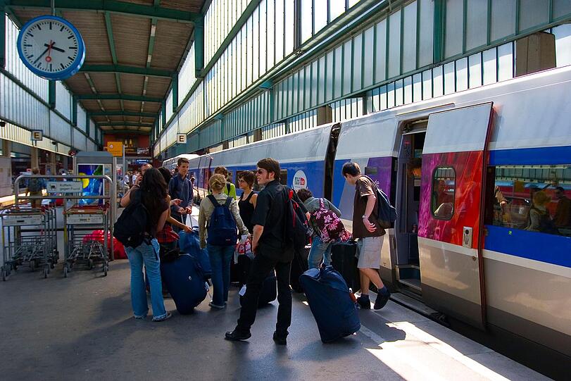 In vielen Fällen reist man mit dem Zug am günstigsten. Für junge Leute gibt es einige Spartickets.
