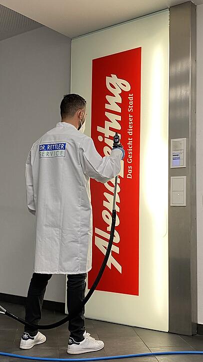 Die Büroräume der Abendzeitung München wurden vom Team des Dr. Rettler
Service professionell gereinigt. Die Büroräume der Abendzeitung München wurden vom Team des Dr. Rettler
Service professionell gereinigt.