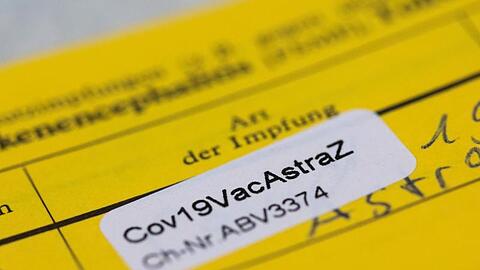 Ein Aufkleber mit der Aufschrift "Cov19VacAstraZ" in einem Impfausweis.