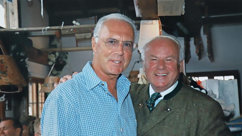 Enger Vertrauter der Stars: Rudolf "Rudi" Seidl (r.) hier mit Fußball-Kaiser Franz Beckenbauer auf dem Oktoberfest in Käfers Wiesn-Schänke.
