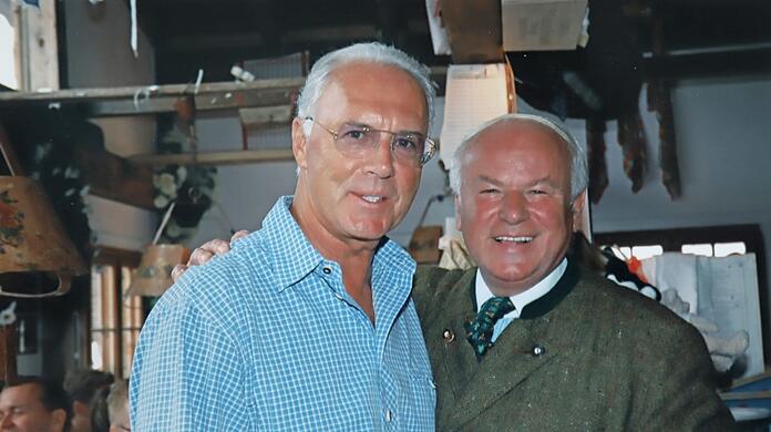 Enger Vertrauter der Stars: Rudolf "Rudi" Seidl (r.) hier mit Fußball-Kaiser Franz Beckenbauer auf dem Oktoberfest in Käfers Wiesn-Schänke.