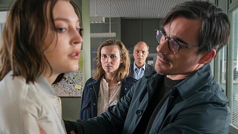Am Sonntag läuft "Tatort: Herz der Dunkelheit" aus Dresden mit (v.l.): Romy Brahms (Charlotte Krause), Karin Gorniak (Karin Hanczewski), Peter Michael Schnabel, (Martin Brambach) und Paul Brahms (Hannes Wegener).