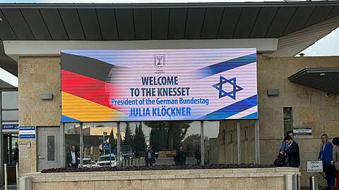 Bundestagspr&auml;sidentin Julia Kl&ouml;ckner wird schon am Eingang der Knesset in gro&szlig;en Buchstaben begr&uuml;&szlig;t.