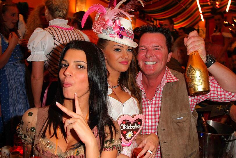 ...im Hippodrom bestellt der Partykönig gleich mal Armand De Brignac. Das ist der teuerste Schampus im Bierzelt. Meist gehören noch eine dicke Zigarre, Frauen mit dickem Dekolletee und ein dickes Auto zum Ornat des Prinzes. Letzteres durfte er aufs Oktoberfest natürlich nicht mitnehmen.