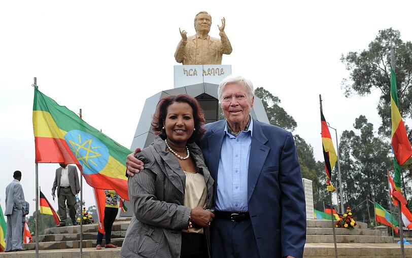 Der Gründer der Stiftung "Menschen für Menschen", Karlheinz Böhm, und seine Frau Almaz stehen am 23.06.2011 in Addis Abeba in Äthiopien vor der Skulptur Böhms, die während der feierlichen Eröffnung des "Karl Square" enthüllt wurde.