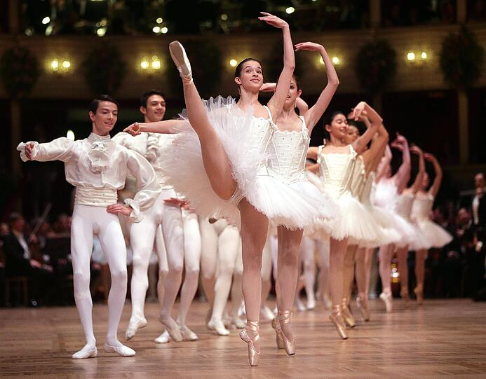 Jedes Jahr zeigen Tanzgruppen und Ballett-Vorführungen, wie Tanzen in Perfektion aussieht.