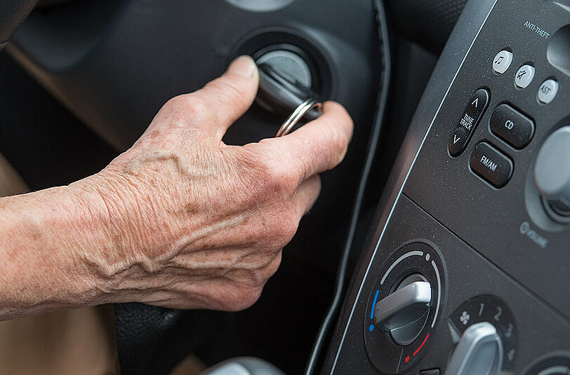 In Hessen hat ein 99 Jahre alter Mann einen jungen Mofafahrer angefahren. (Symbolbild)