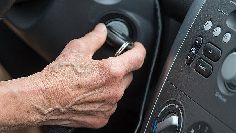 In Hessen hat ein 99 Jahre alter Mann einen jungen Mofafahrer angefahren. (Symbolbild) In Hessen hat ein 99 Jahre alter Mann einen jungen Mofafahrer angefahren. (Symbolbild)