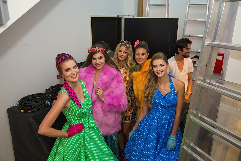 Backstage-Party im 70's-Look.