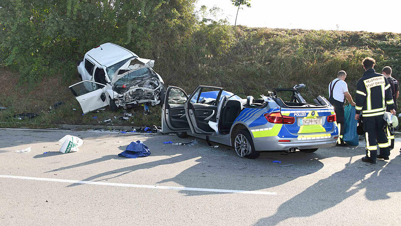 Trümmerfeld auf der B15: Die beiden Fahrzeuge haben einen Totalschaden.