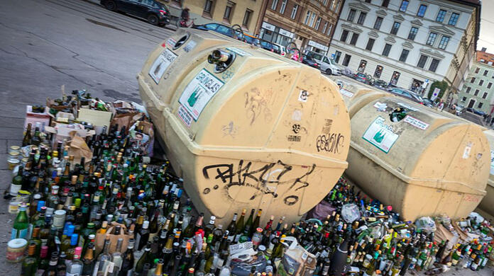Volle Wertstoffinseln sind in München in vielen Vierteln ein Ärgernis.