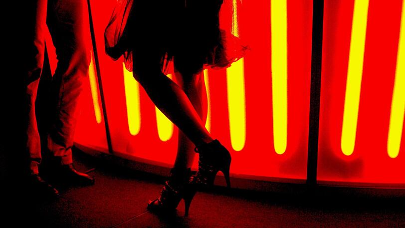 Zum Glück reden die Frauen untereinander. Ein falscher Polizist ist in einem Münchner Hotel mit einer miesen Sex-Masche bei einer Escort-Dame gescheitert.